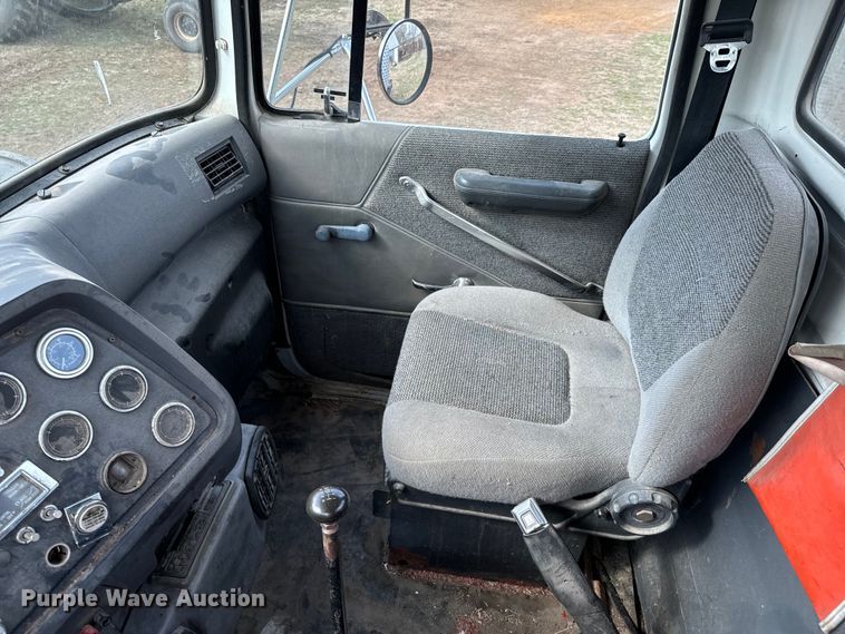 image for item OJ9674 1996 Ford L9000 Aeromax semi truck