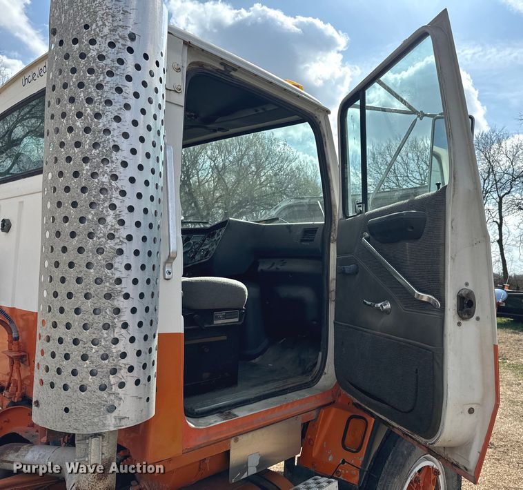 image for item OJ9674 1996 Ford L9000 Aeromax semi truck