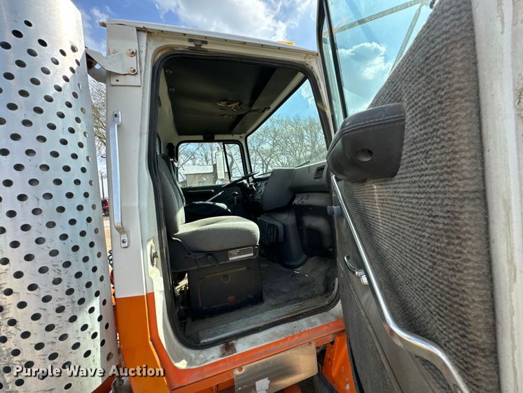 image for item OJ9674 1996 Ford L9000 Aeromax semi truck
