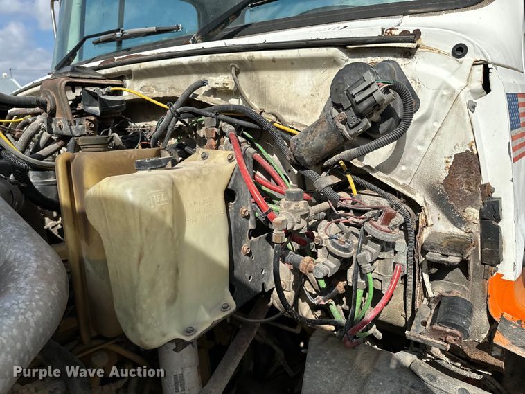 image for item OJ9674 1996 Ford L9000 Aeromax semi truck