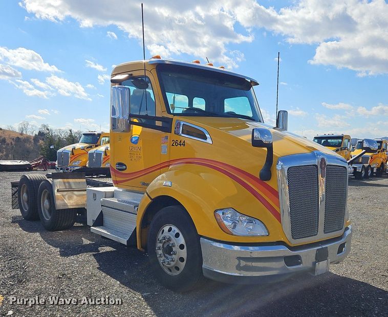 image for item OK9794 2020 Kenworth  T680 semi truck