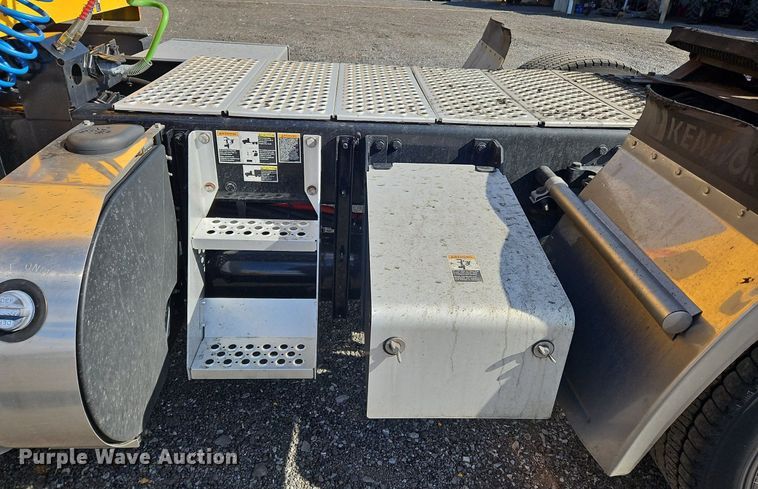 image for item OK9794 2020 Kenworth  T680 semi truck