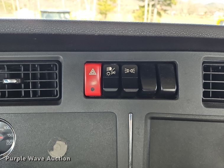 image for item OK9794 2020 Kenworth  T680 semi truck