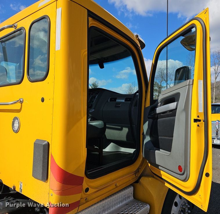 image for item OK9794 2020 Kenworth  T680 semi truck