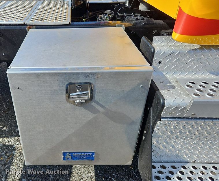 image for item OK9795 2020 Kenworth  T680 semi truck