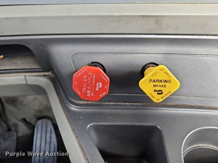 image for item OK9796 2020 Kenworth  T680  semi truck