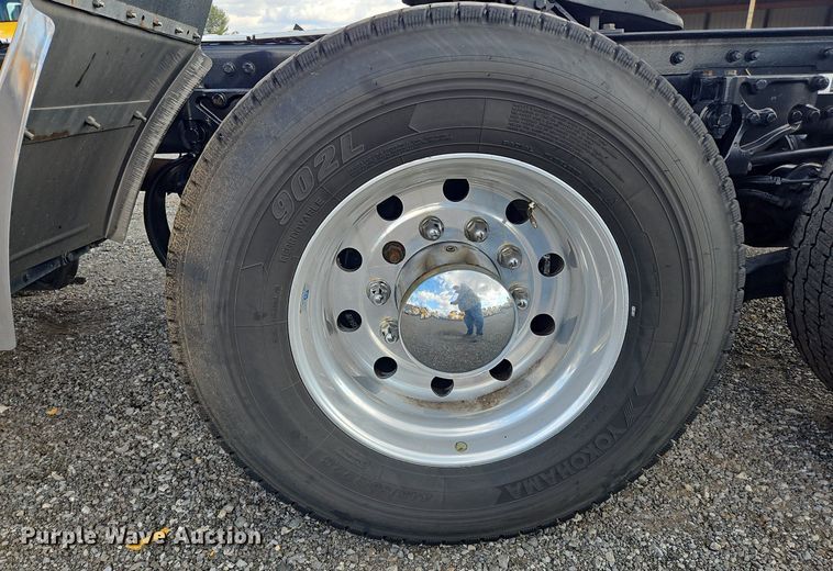 image for item OK9796 2020 Kenworth  T680  semi truck