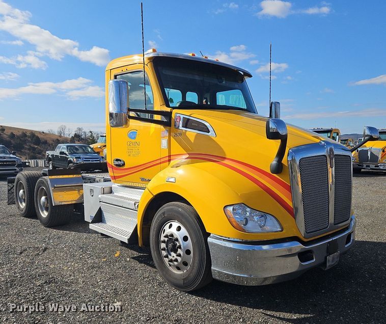 image for item OK9799 2020 Kenworth  T680 semi truck