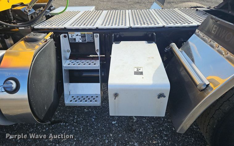 image for item OK9799 2020 Kenworth  T680 semi truck