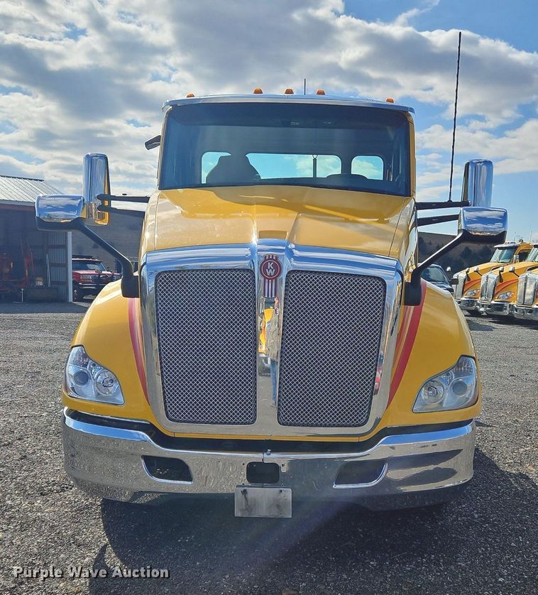 image for item OK9800 2019 Kenworth  T680 semi truck