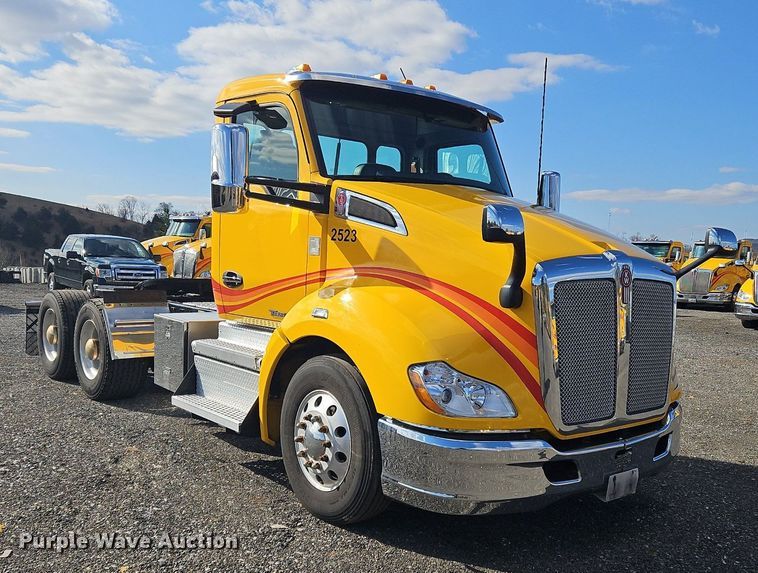 image for item OK9800 2019 Kenworth  T680 semi truck