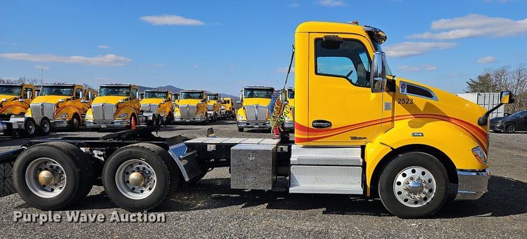 image for item OK9800 2019 Kenworth  T680 semi truck