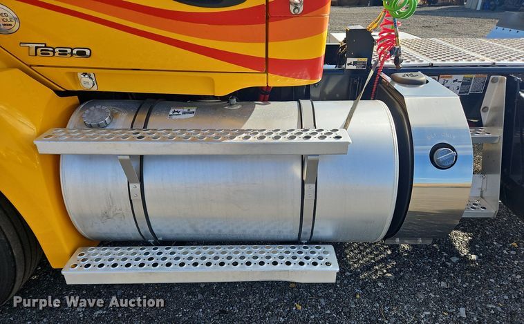image for item OK9800 2019 Kenworth  T680 semi truck