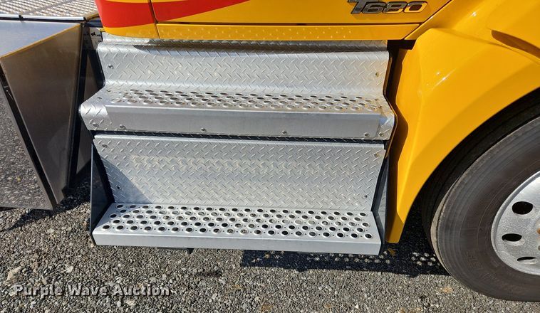 image for item OK9800 2019 Kenworth  T680 semi truck
