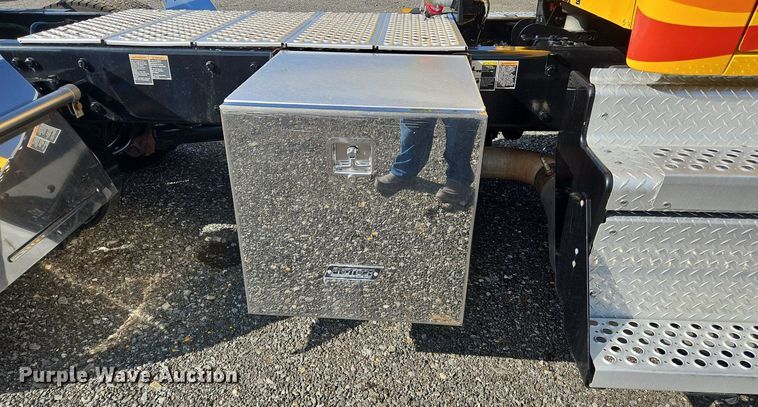 image for item OK9800 2019 Kenworth  T680 semi truck