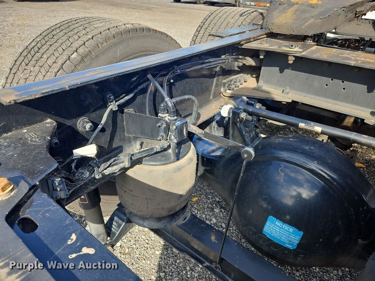 image for item OK9800 2019 Kenworth  T680 semi truck