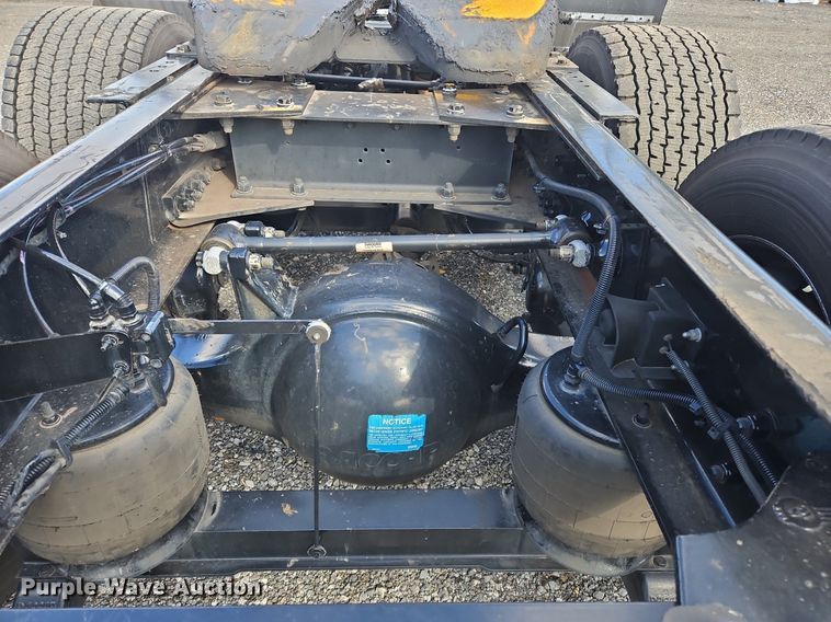 image for item OK9800 2019 Kenworth  T680 semi truck