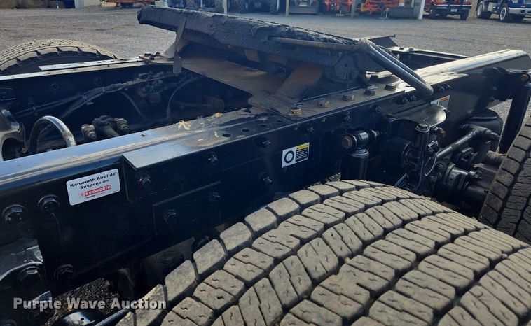 image for item OK9800 2019 Kenworth  T680 semi truck
