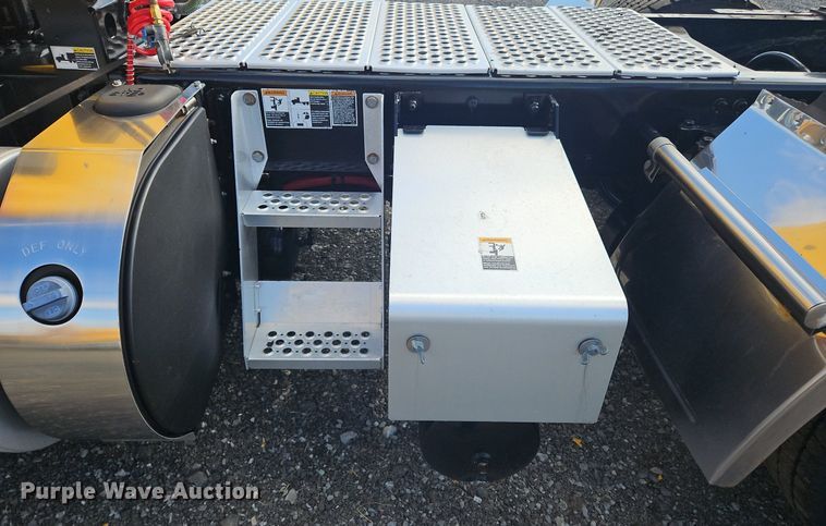 image for item OK9800 2019 Kenworth  T680 semi truck