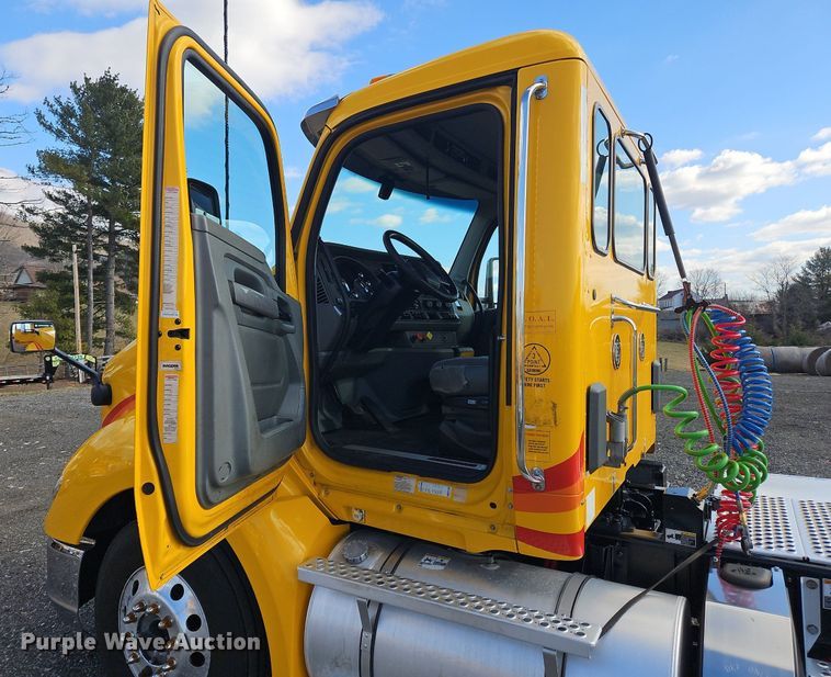 image for item OK9800 2019 Kenworth  T680 semi truck