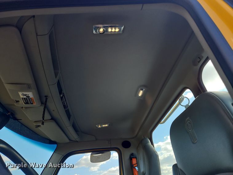 image for item OK9800 2019 Kenworth  T680 semi truck