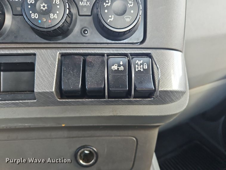 image for item OK9800 2019 Kenworth  T680 semi truck