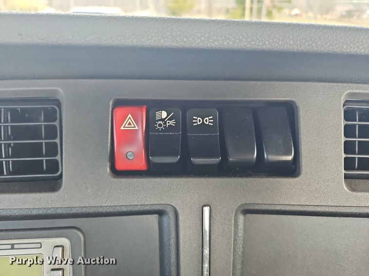 image for item OK9800 2019 Kenworth  T680 semi truck