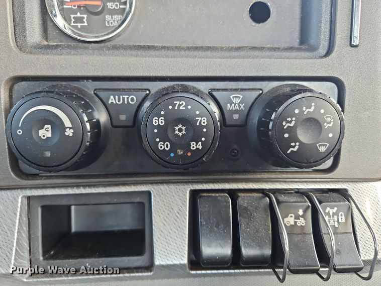 image for item OK9800 2019 Kenworth  T680 semi truck