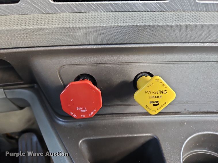 image for item OK9800 2019 Kenworth  T680 semi truck