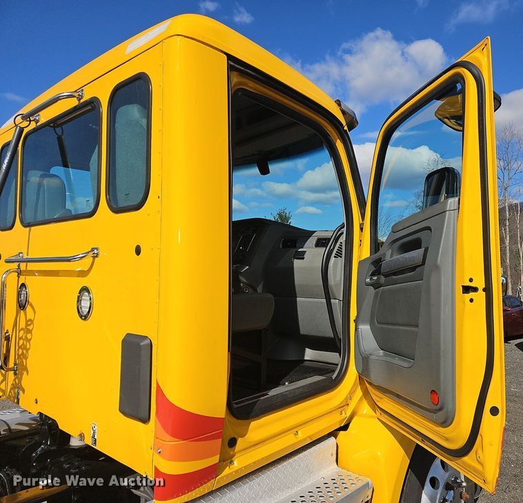 image for item OK9800 2019 Kenworth  T680 semi truck