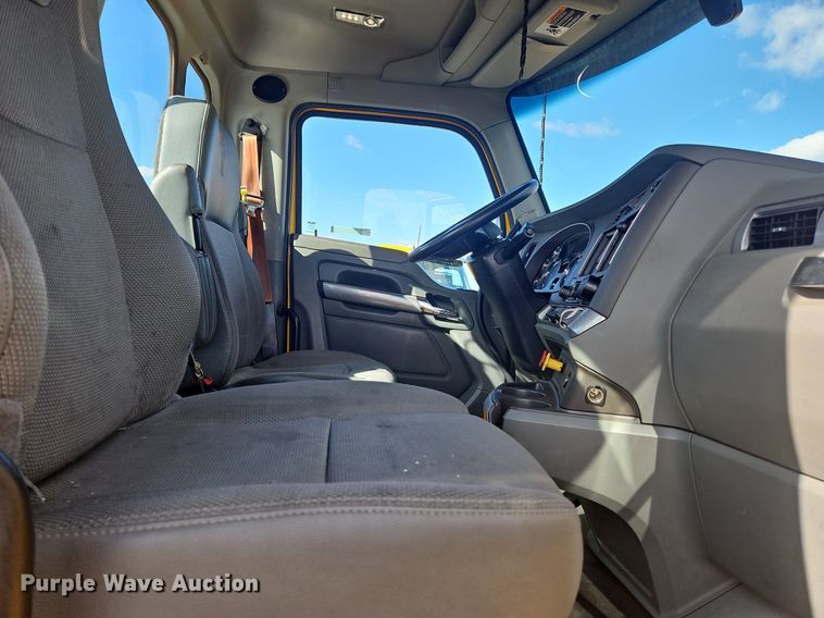 image for item OK9800 2019 Kenworth  T680 semi truck