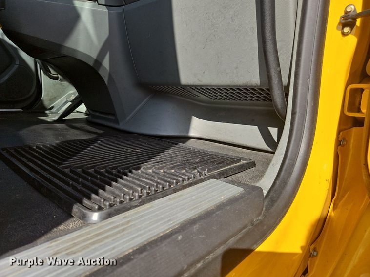 image for item OK9800 2019 Kenworth  T680 semi truck