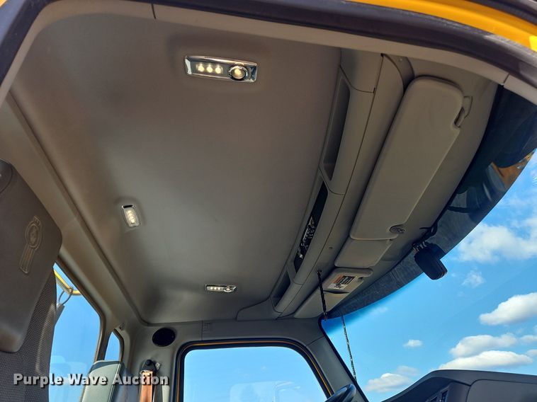 image for item OK9800 2019 Kenworth  T680 semi truck