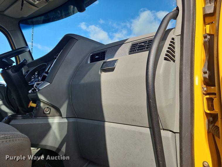 image for item OK9800 2019 Kenworth  T680 semi truck