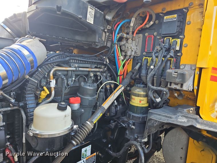 image for item OK9800 2019 Kenworth  T680 semi truck