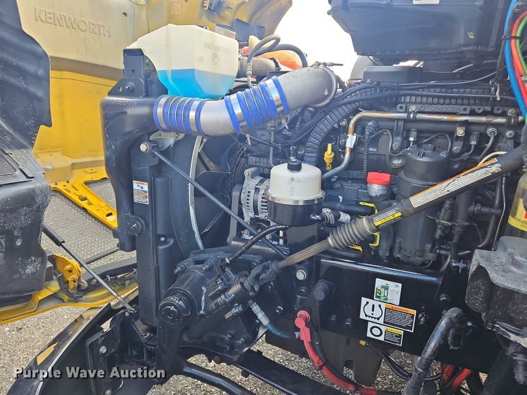 image for item OK9800 2019 Kenworth  T680 semi truck