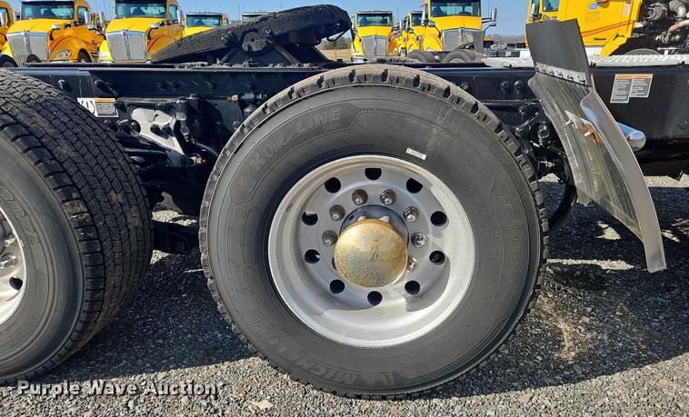 image for item OK9800 2019 Kenworth  T680 semi truck