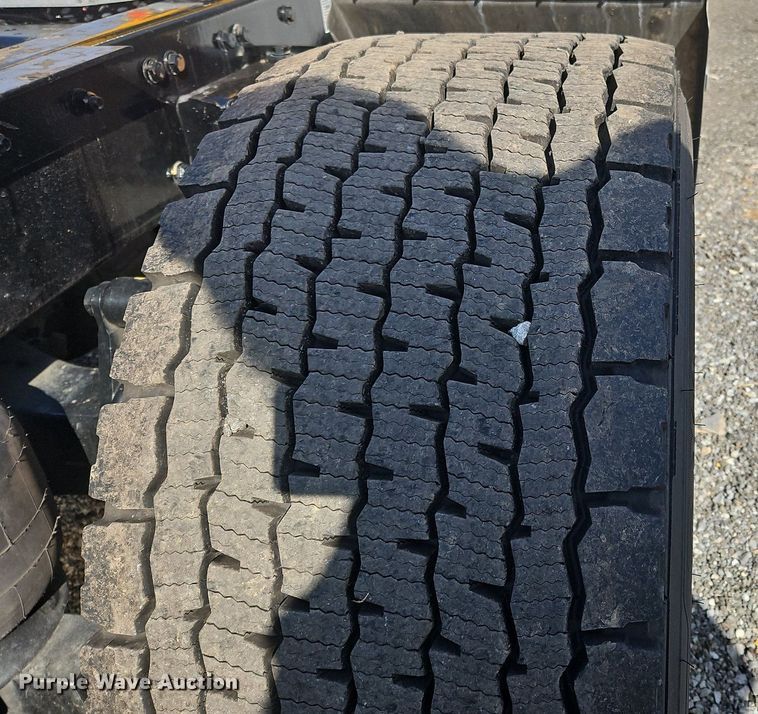 image for item OK9800 2019 Kenworth  T680 semi truck