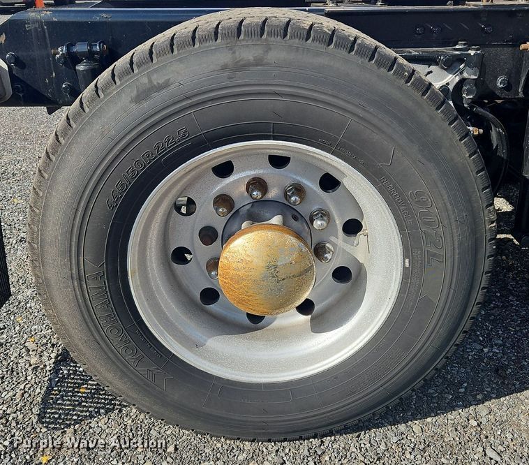 image for item OK9800 2019 Kenworth  T680 semi truck