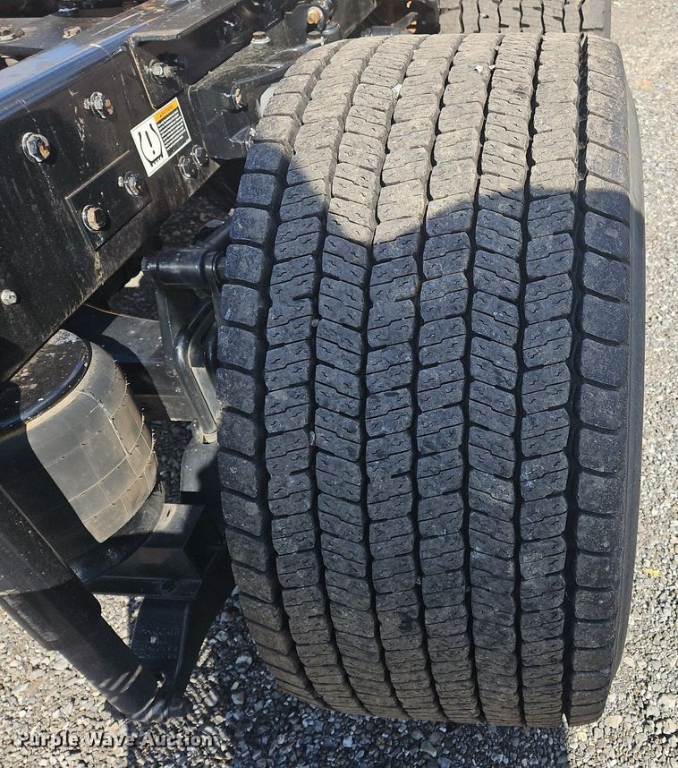 image for item OK9800 2019 Kenworth  T680 semi truck