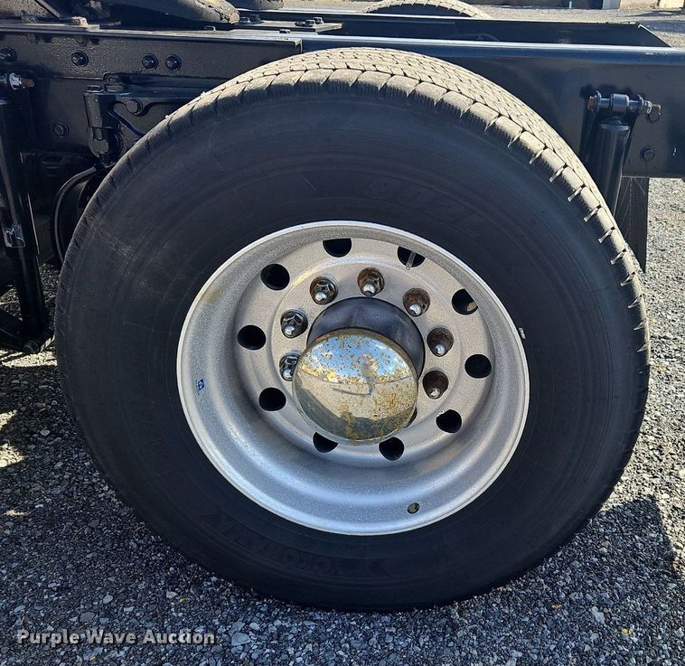 image for item OK9800 2019 Kenworth  T680 semi truck