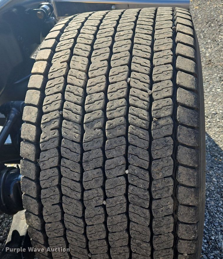 image for item OK9800 2019 Kenworth  T680 semi truck