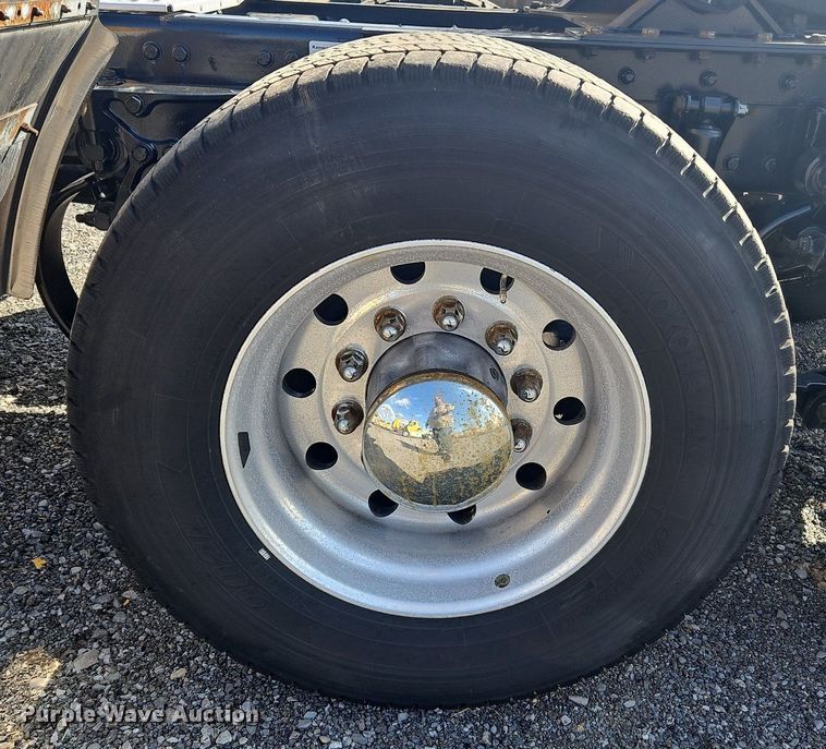 image for item OK9800 2019 Kenworth  T680 semi truck