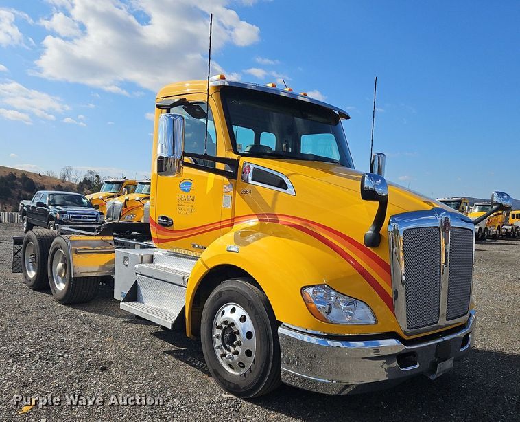 image for item OK9801 2020 Kenworth  T680 semi truck