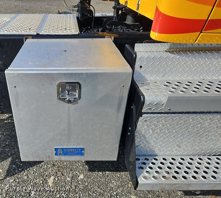 image for item OK9801 2020 Kenworth  T680 semi truck