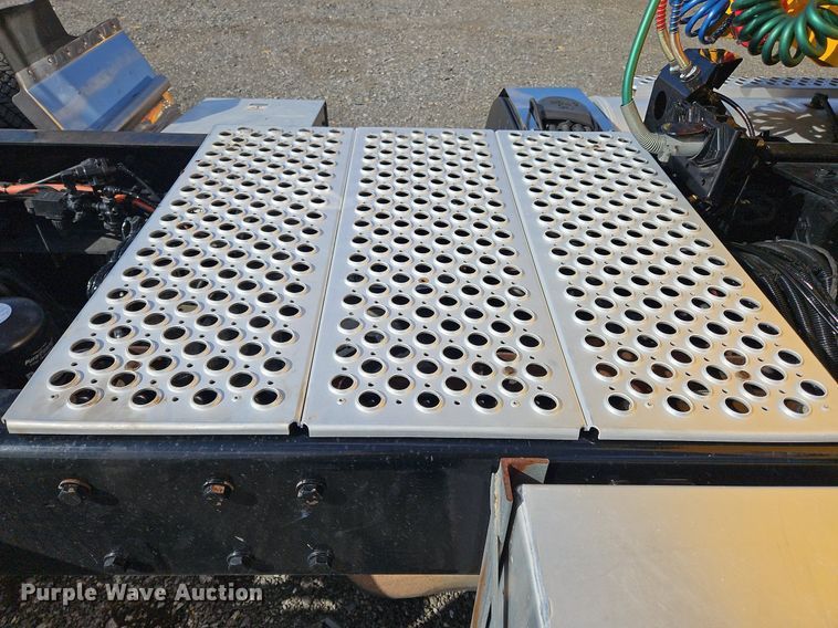 image for item OK9801 2020 Kenworth  T680 semi truck