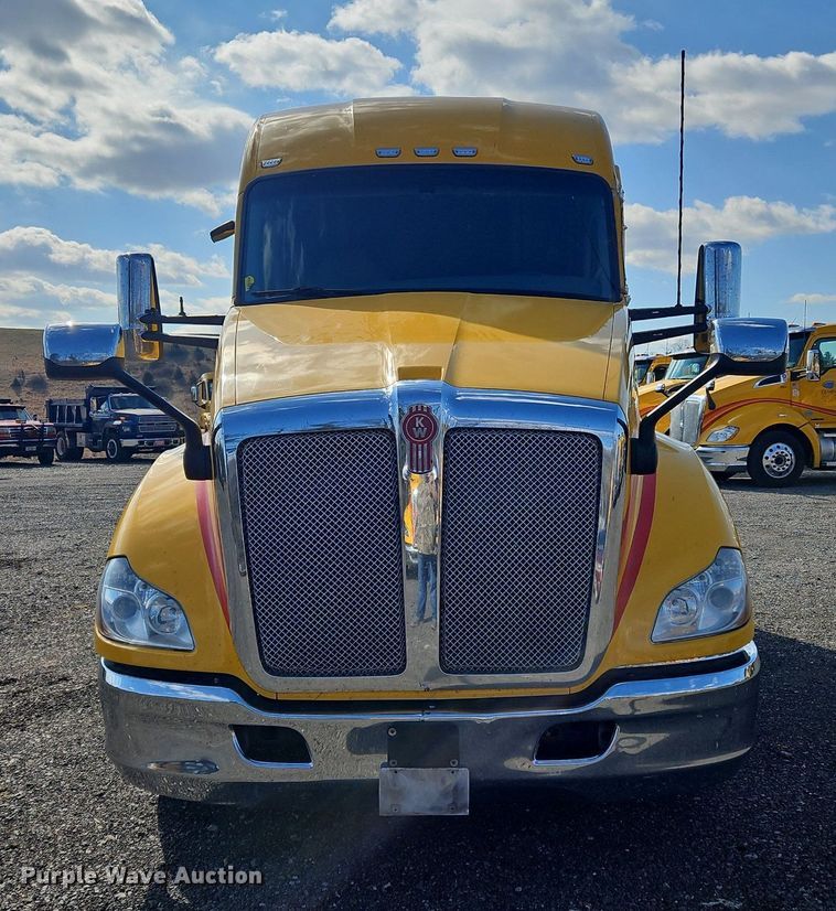 image for item OK9802 2019 Kenworth  T680 semi truck