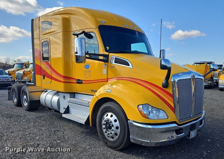 image for item OK9802 2019 Kenworth  T680 semi truck