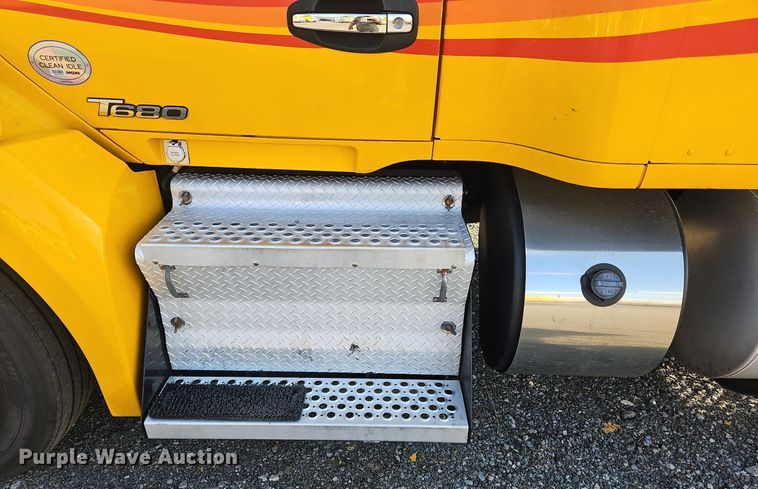 image for item OK9802 2019 Kenworth  T680 semi truck