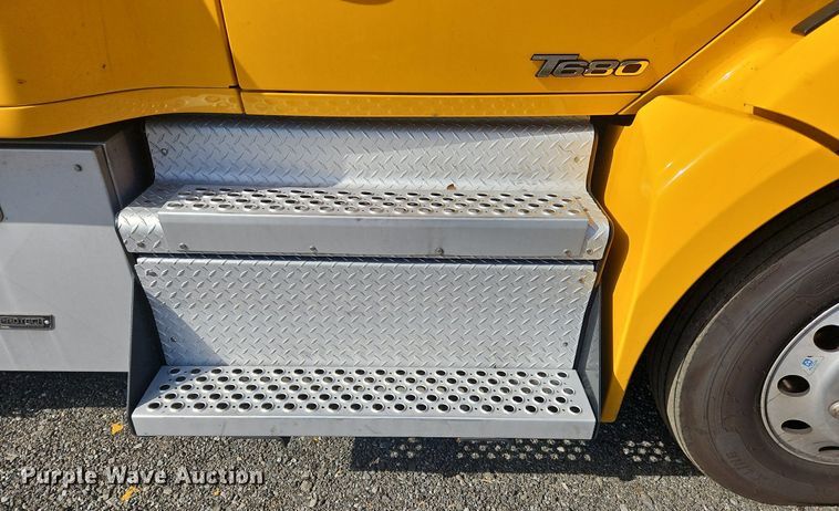 image for item OK9802 2019 Kenworth  T680 semi truck